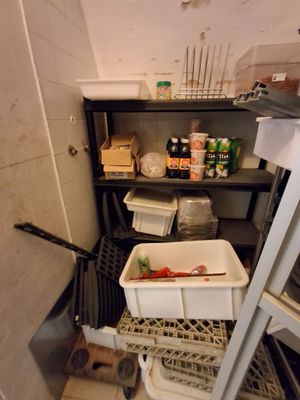 2 étagères en inox et polyéthylène à 4 niveaux L. 107 cm