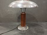 une photo d'une lampe de table avec un pied en bois et un abat-jour en verre transparent