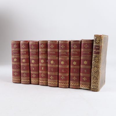 plusieurs vieux livres sont alignés sur une surface blanche