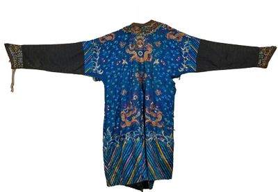 une image représentant une robe bleue ornée d'un motif