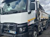 un camion blanc garé dans un parking