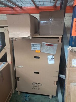 de nombreux cartons empilés les uns sur les autres dans un entrepôt
