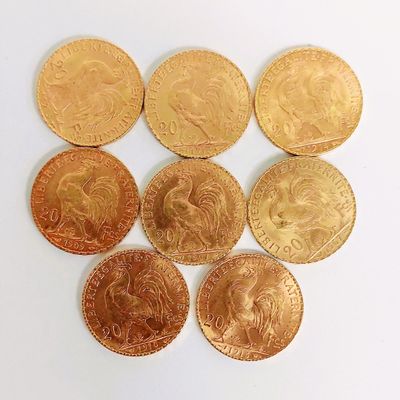 plusieurs types de pièces de monnaie sont disposés sur une surface blanche