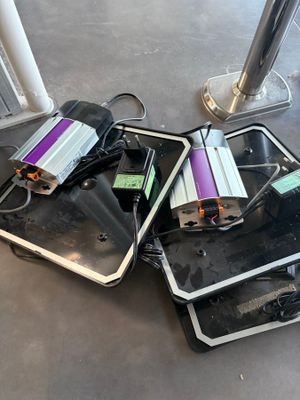 deux valises posées par terre l'une à côté de l'autre