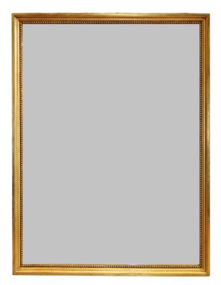 un miroir encadré d'or sur fond blanc