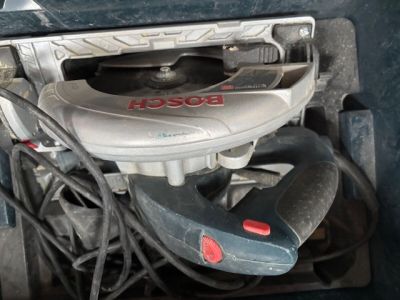 un gros plan sur le moteur d'une voiture, le capot ouvert