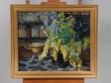 une peinture de fleurs dans un vase sur un chevalet