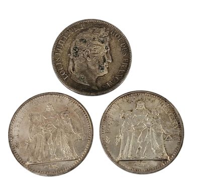 trois pièces d'argent, dont l'une représente la tête d'une femme et l'autre celle d'un homme