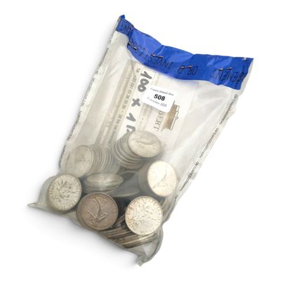 un sac de pièces de monnaie posé sur une table