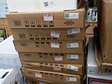 une pile de boîtes empilées les unes sur les autres