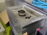 une cuisinière posée sur une pile de cartons