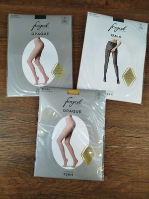 trois paires de bas très moulants posées sur une table en bois