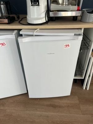 deux réfrigérateurs blancs placés l'un à côté de l'autre sur un plan de travail
