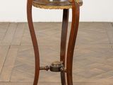 une photo d'une table d'appoint posée sur un parquet