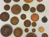 une image représentant une photo d'un tas de pièces de monnaie posées sur une table