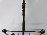 une image représentant un arc et une flèche posés sur un support, sur fond blanc