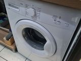 un lave-linge et un sèche-linge dans une petite pièce