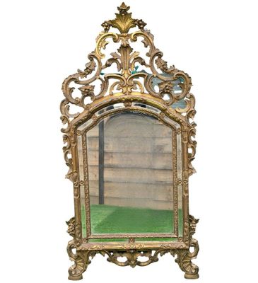 une image d'un miroir avec un cadre doré sur un fond blanc
