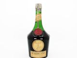 gros plan d'une bouteille de vin sur une surface blanche
