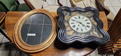 une table en bois sur laquelle se trouvent une horloge et un miroir