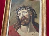 tableau représentant Jésus, la tête couronnée d'épines, accroché à un mur
