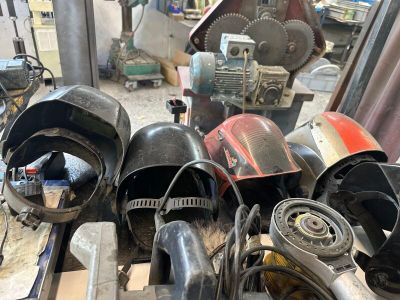 de nombreux types de casques exposés dans un magasin