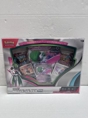 une boîte de cartes à collectionner Pokémon posée sur une table