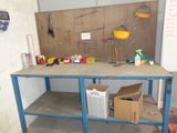 une image d'un établi avec beaucoup d'outils dessus