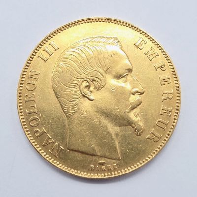 La pièce d'or représente le profil d'un homme.