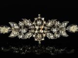 gros plan d'une broche en diamant sur une surface noire