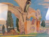 une photo d'un dessin représentant un bâtiment, exposé dans une vitrine