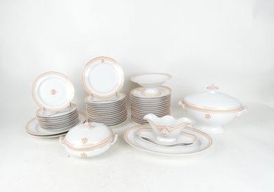 un grand nombre d'assiettes et de bols posés sur une table