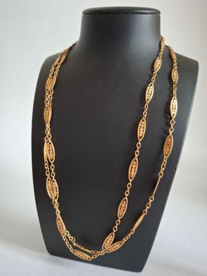 gros plan d'un collier sur un présentoir pour mannequin
