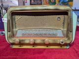 une radio à l'ancienne posée sur un tapis rouge