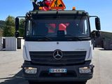 un camion garé sur le parking