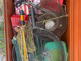 une boîte marron remplie de matériel de pêche et d'autres objets