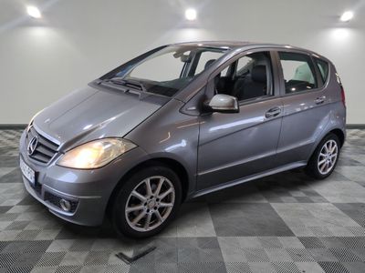 Une Mercedes Classe B dans un showroom au sol à damier