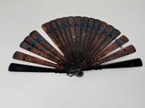 un ventilateur posé sur une table