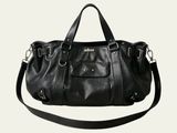un sac à main en cuir noir muni de poignées et d'une bandoulière