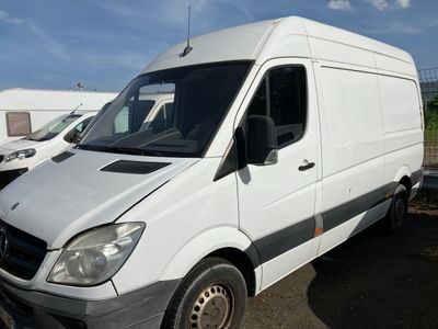 une camionnette blanche garée sur un terrain