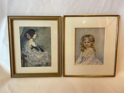 deux photos encadrées représentant une femme en robe et une femme portant un chapeau