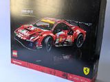 la boîte d'une voiture de sport lego ferrari est ouverte sur une surface blanche