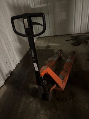 une photo d'un chariot élévateur garé dans un garage