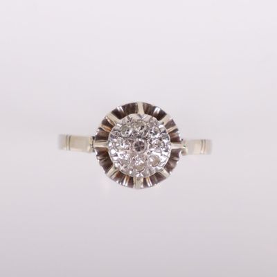 gros plan d'une bague en diamant sur une surface blanche