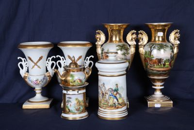 cinq vases posés sur une table