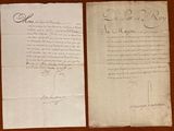 un vieux document portant des inscriptions, posé sur une table en bois
