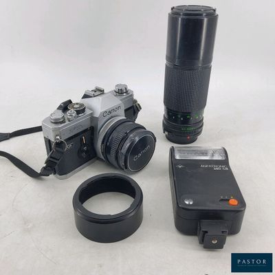 un appareil photo, un objectif et une clé USB, placés les uns à côté des autres