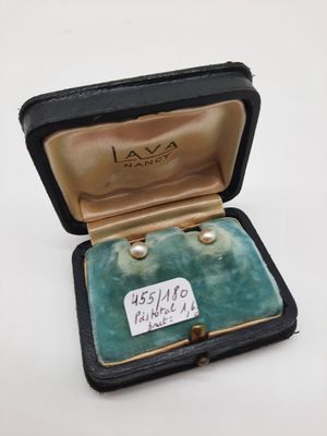 une petite boîte contenant une paire de boucles d'oreilles