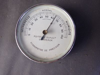 un gros plan d'un thermomètre posé sur une table