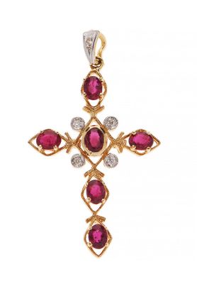 un pendentif en forme de croix, orné d'un rubis et de diamants, sur fond blanc